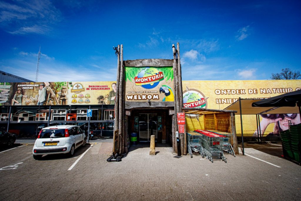 Avonturia de Vogelkelder ingang entree buiten welkom Grootste Dierenwinkel Nederland
